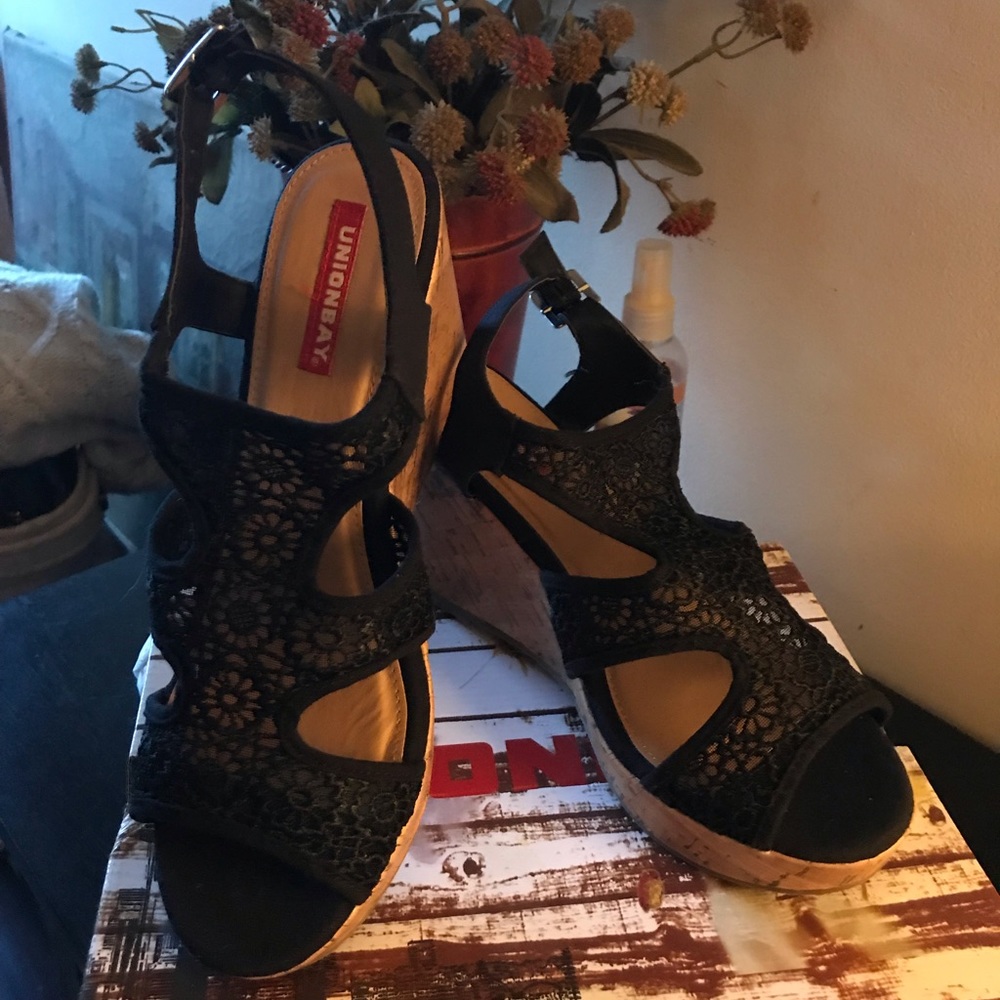 New in box 9 Unionbay wedge sandals! 😍